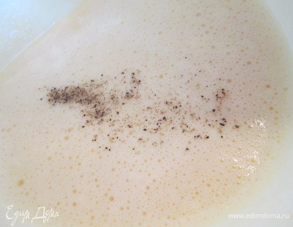 Взбиваем яичную массу, добавляем соль.