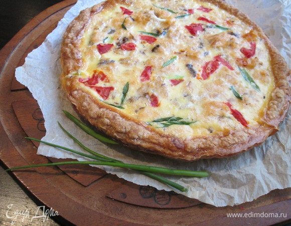 Готовый тарт вынимаем из духовки и даем постоять в форме минут 5-10.