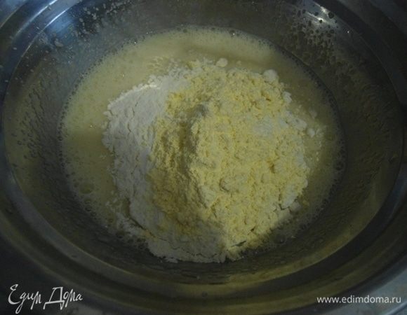 Добавить оба вида муки и разрыхлитель. Смешать миксером до однородности.