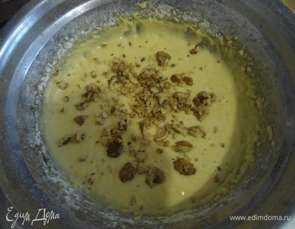 Орехи порубить произвольно и добавить к тесту.