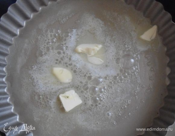 Форму 22 см, лучше неразъемную поставить на плиту, растопить в ней сливочное масло.