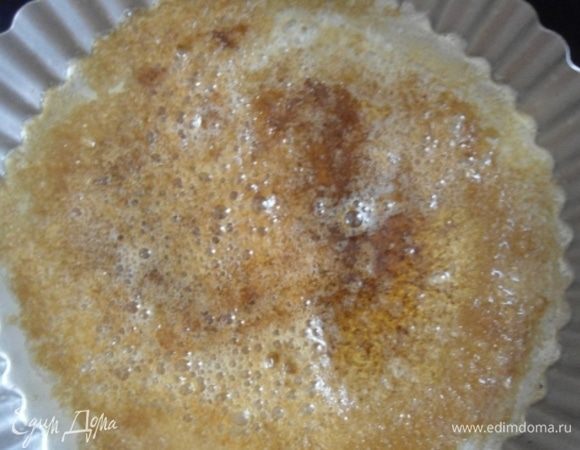 Всыпать сахар равномерно и подождать пока он начнет карамелизоваться, темнеть (не размешивать, можно немного встряхнуть форму). Выключить плиту.