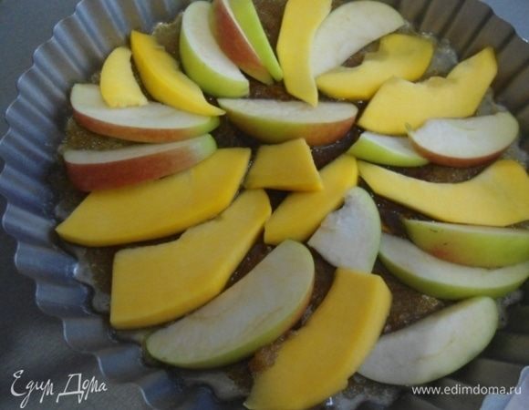 Яблоко и тыкву очистить от семян, нарезать тонкими ломтиками. На карамель выложить веером или как захочется яблоки и тыкву.