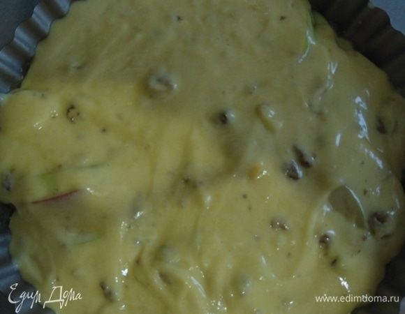 Вылить сверху тесто, разровнять лопаткой, чтоб все равномерно было покрыто.