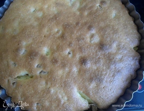 Выпекать 15 минут. Так как температура высокая, а форма у нас маленькая, когда подрумянится верх, прикройте его бумагой для выпечки.