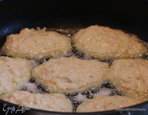 Дать постоять 2 минутки и жарить на подсолнечном масле толстые оладушки на две столовые ложки.