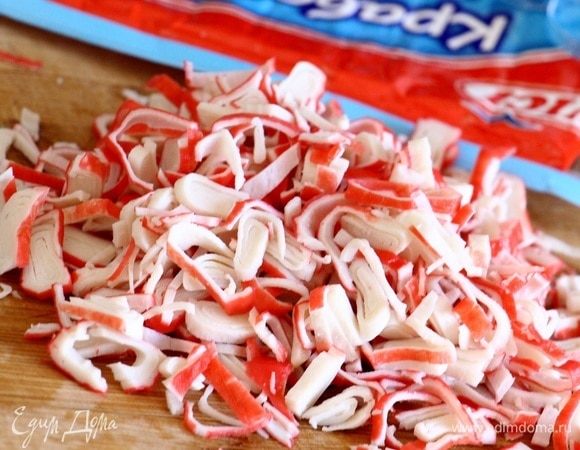 Тонко нарезать крабовые палочки VICI. 