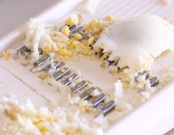 Натереть на терке для корейской моркови яйца.