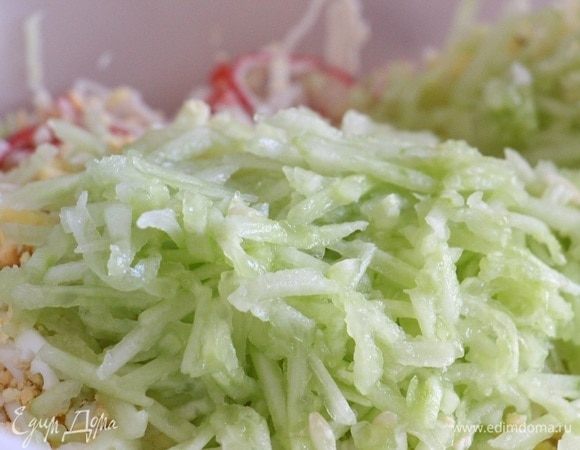 На той же терке натереть огурцы (если горчат, не забудьте их почистить).