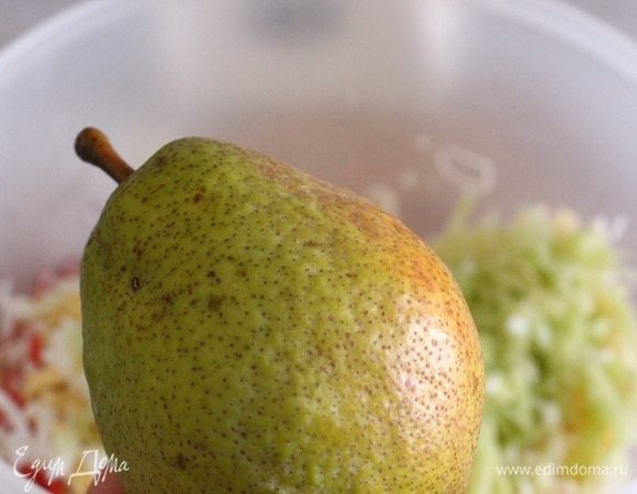 Грушу для салата нужно взять плотную, твердую. Они практически несладкие, по вкусу (на мой взгляд) напоминают редьку. Поэтому считаю, что можно заменить редькой. Нужно попробовать)))