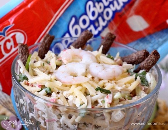 Для украшения можно использовать тертый сыр, креветки и сухарики.