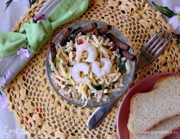 Чтобы салат был более красивым, я добавила зелень, но если вы не чистили огурец, то салат и так получится очень живописным!