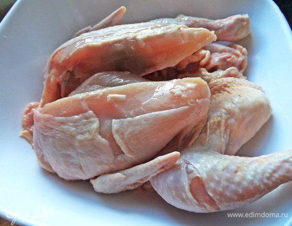 Курицу промыть, обсушить, сделать надрезы для лучшего проникновения маринада.