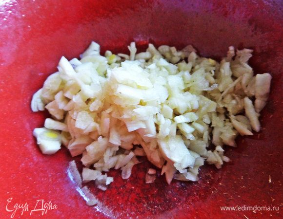 Для маринада порубить чеснок (много).