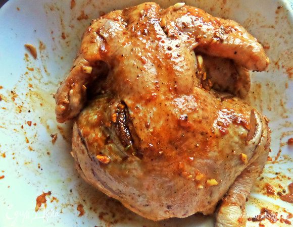 Обмазать маринадом курицу и убрать в холодильник на час.