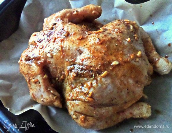 Снова обмакнуть в маринаде и перенести на противень на пергамент.