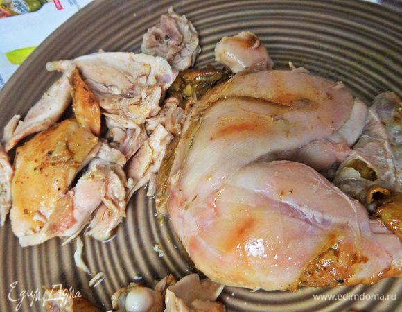 Отделить от костей часть мяса курочки. Кожу убрать.