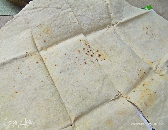 Большой лаваш раскрыть, разрезать пополам.