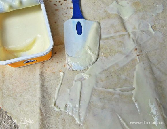 Смазать плавленым сыром.