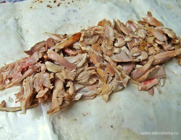 В центр положить куриное мясо.