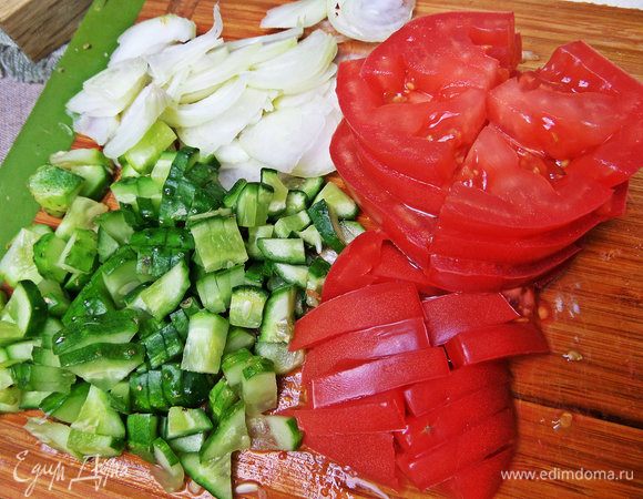 Овощи нарезать, пока готовится курица.