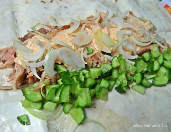 Сбоку присыпать огурец.