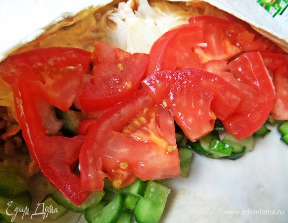 Сверху — дольки помидора.