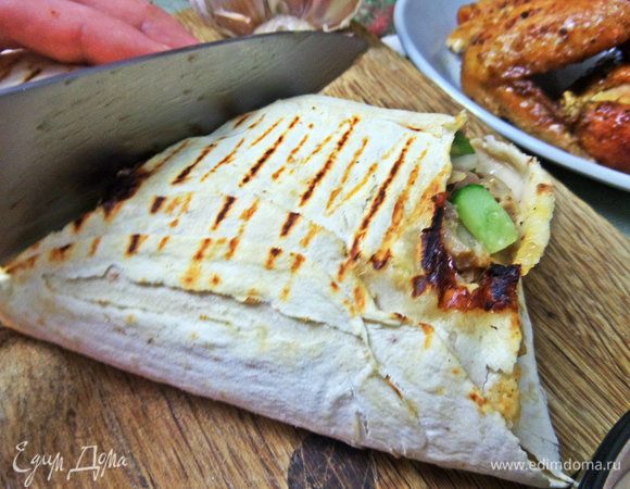 Для удобства перед подачей разрезаем пополам наискосок.