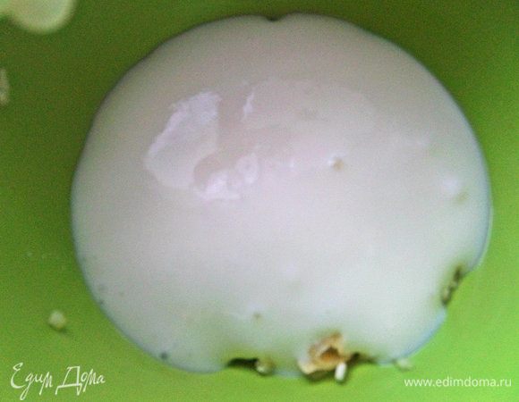 Залить кефиром.