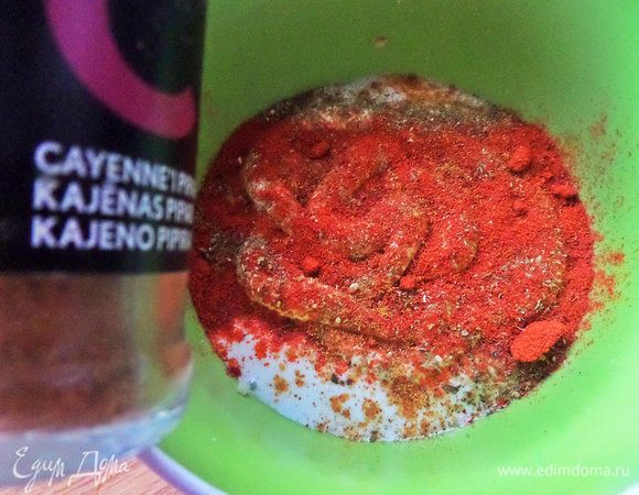 Кайенский перец или каплю простого чили.