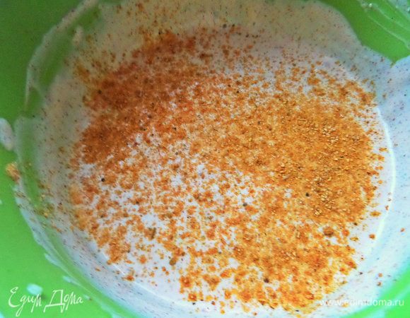 Пара щепоток приправы для птицы.