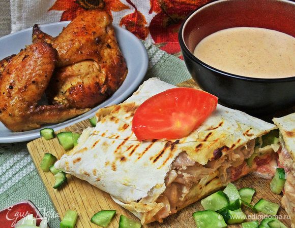 Даже половинкой такой можно смело наесться. Не забудьте про соус, он очень вкусный!