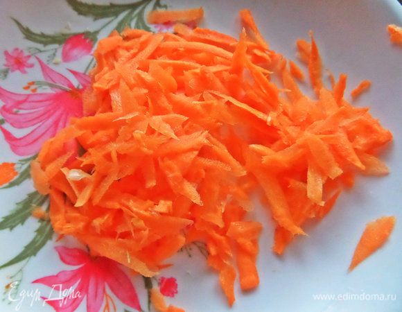 Морковь свежую крупно натереть.
