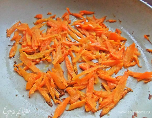 Слегка обжарить.