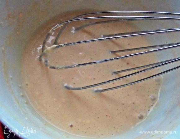 Для тонкого омлета нужно взбить молоко с яйцом и солью. Я пользовалась яичным порошком, но это без разницы.