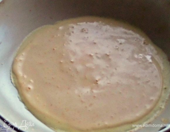 Налить в сковороду с маслом омлетную массу.