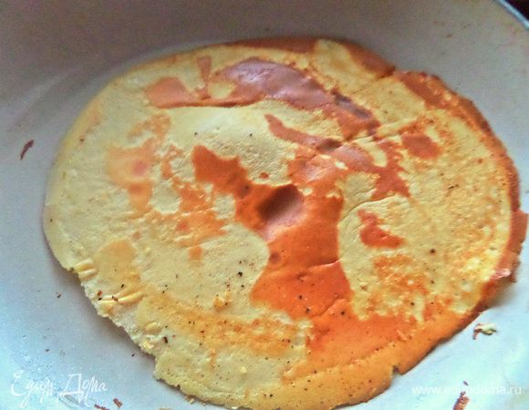 Обжарить с двух сторон тонкий омлет.