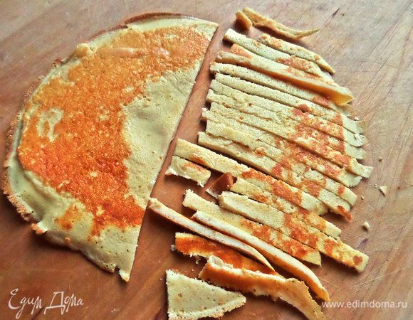 Перенести на доску и нарезать его соломкой.