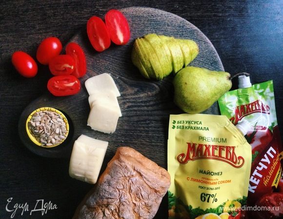 Чиабатту разрежьте вдоль на две половинки. Разрежьте грушу напополам, удалите семена. Каждую половинку нарежьте тонкими дольками толщиной чуть меньше сантиметра. Примерно такими же ломтиками нарежьте сыр. 