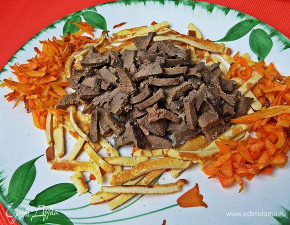 Затем разложить на тарелке печенку и морковь.