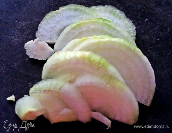 Лук нарезать полукольцами. Если мелкий лук, то оставить колечками.