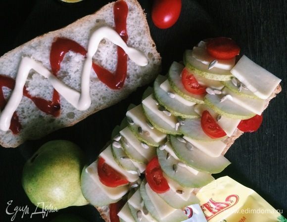 Нанести майонез и кетчуп согласно свой неиссякаемой фантазии на чиабатту. Поочередно, немного внахлест выкладывайте грушу и сыр на подрумяненную чиабатту, закрывая всю ее поверхность. Добавьте половинки помидоров черри. Сверху приправьте дробленым черным перцем и посыпьте семечками. 
Запекайте в духовке около 10-15 минут, пока не расплавится и не подрумянится сыр.
Приятного аппетита!