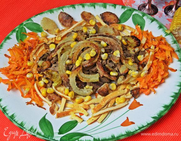 И посыпать жареным луком салат, сверху — горсть кукурузы.