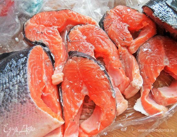 Если не боитесь костей, можно приготовить стейками.