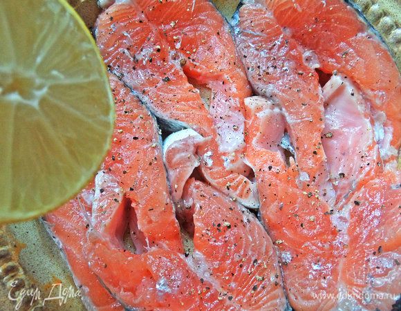 Замариновать их лимонным соком, солью и перцем на полчаса.