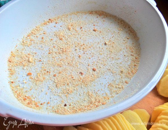 Форму смазать растительным маслом, посыпать сухарями.