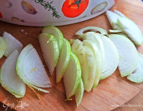 Лук нарезать полукольцами.