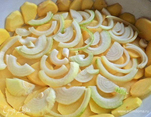 Половину положить на картофель.