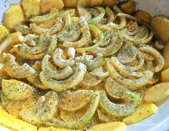 Обильно посыпать смесью приправ и укропом, если любите.