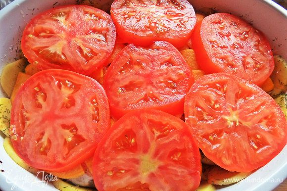 Покрыть ими слой батата. Благодаря сочности помидоров в духовке все шкворчало и пропитывалось томатным соком.